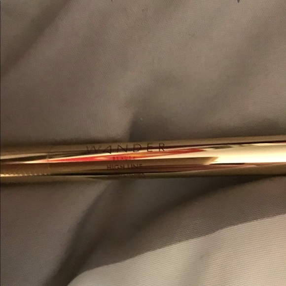 Eye shadow and liner and lip gloss - Picture 7 of 9